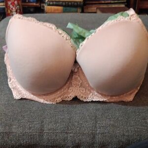 🤠Victoria's Secret Lightly Padded Bra With Lace Size 36D